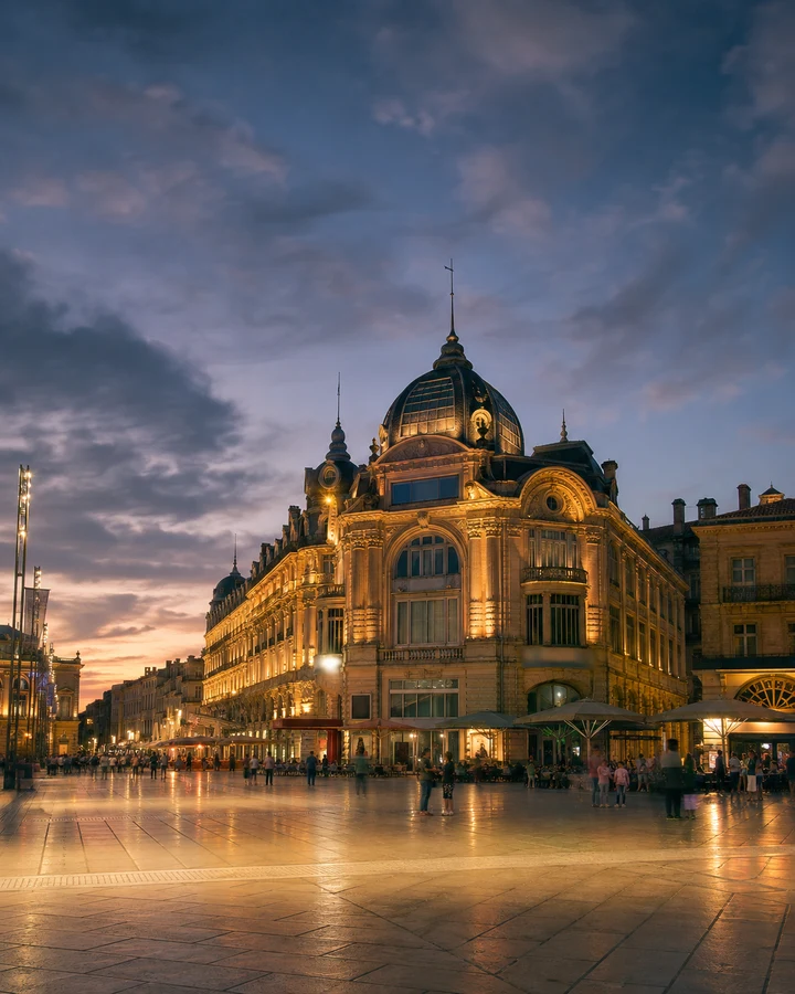Place de la Comédie in Montpellier at dusk